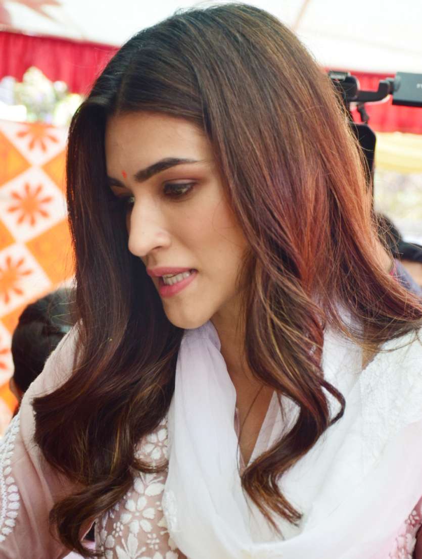 835px x 1107px - Kriti Sanon visits temple with her mom on Mahashivratri. Pictures ...