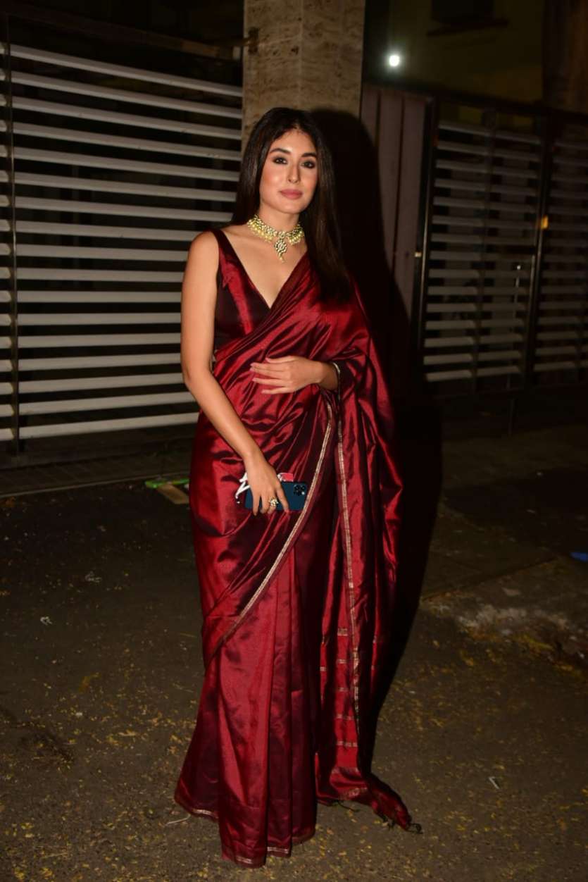 Kritika Kamra looked super classy in her maroon coloured saree at Bunty Sachdeva's Diwali party.