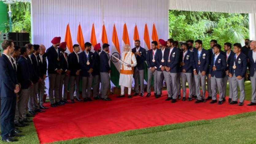 PM Modi with the India hockey men's team,
