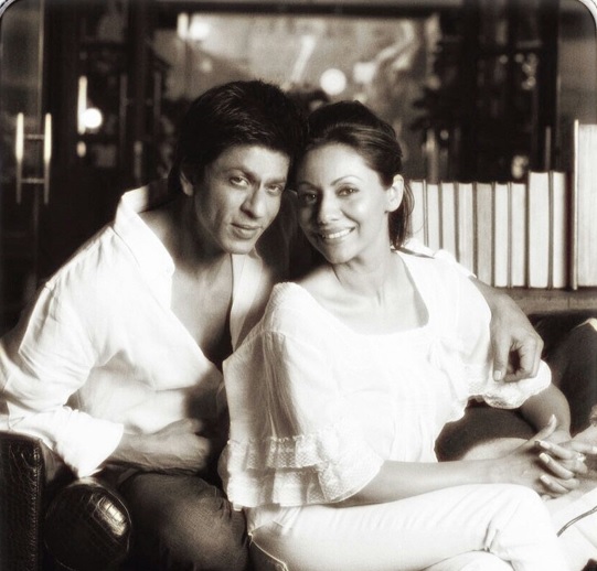  Shah Rukh met Gauri at a mutual friend's party. At that time, SRK was 18 and Gauri was 14. Their first meeting was just for five minutes. They sat by the pool sipping colas. It was quite tough for shy Shah Rukh to approach Gauri and ask her for dance. However, he had a mini-heartbreak, when the beautiful girl said that she is waiting for her boyfriend. But in reality, she was waiting for her brother to pick her up. When later SRK came to know about Gauri's lie, he called her up and said, ''Mujhe bhi apna bhai samjho.