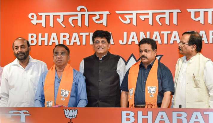 Railway Minister Piyush Goyal flanked by former Congress legislators from Goa, Subhash Shirodkar (L)